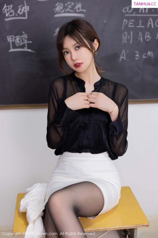 綺裡嘉 绮里嘉 [XiuRen]高清写真图 2022.12.16 No.6008 绮里嘉ula 制服短裙第20张图片
